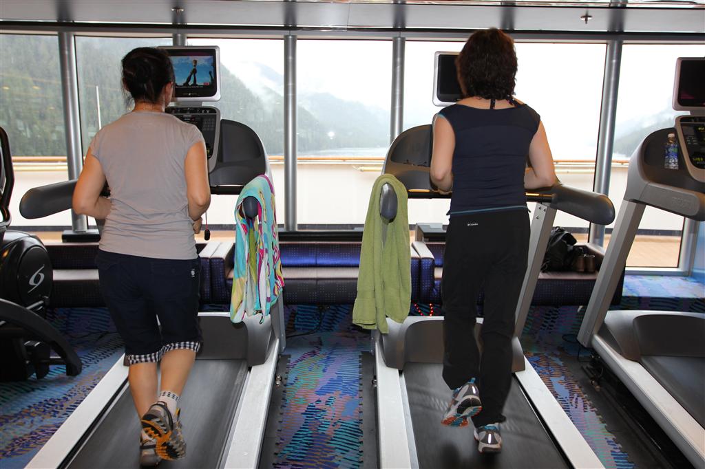 妈妈们不敢多吃,并且坚持锻炼保持体型