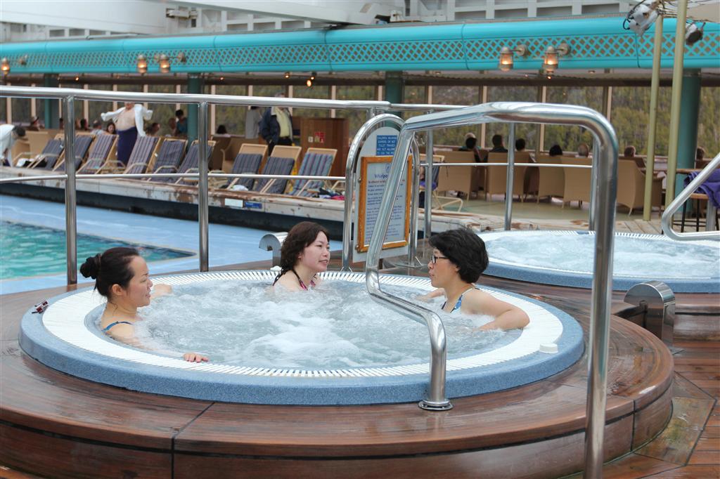 据说游泳也能消耗热量,这不也假惺惺滴沾沾水。。。。。。。