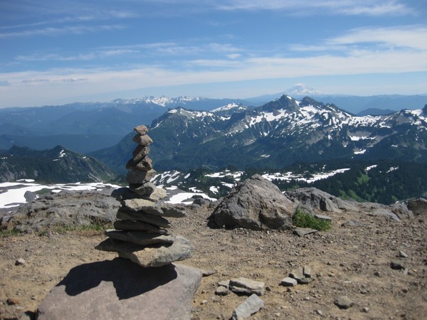 山頂小憩。遠處就是St.Helens火山。