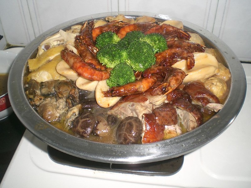 1024px-HK_Food_Poon_Choi_Pen_Cai_Big_Bowl_Feast_Cafe_de_Coral.JPG