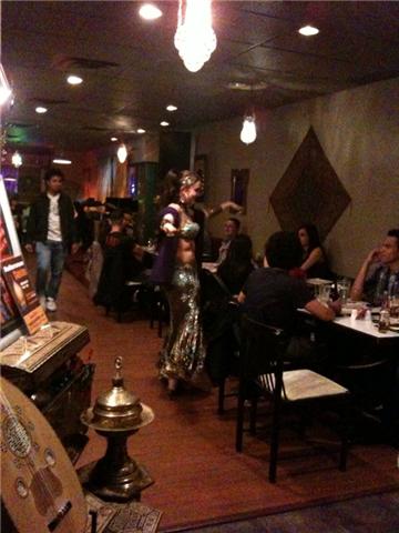 年轻漂亮的belly dancer