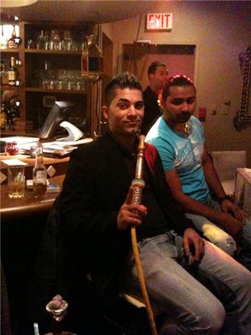 抽阿拉伯水烟的阿拉伯帅哥